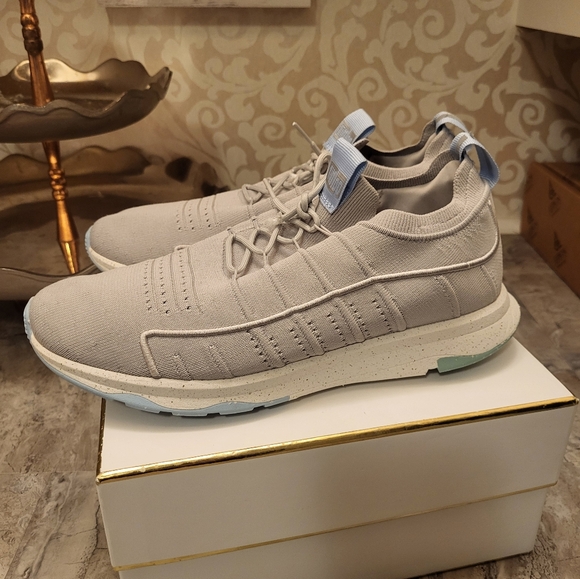 Fitflop Gray Athletic Shoes with Sleek Design - Picture 5 of 10